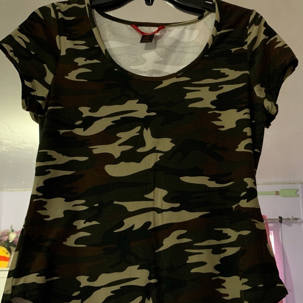 Hot Kiss Soft Brushed Camouflage
Fitted Tee PREOWNED/USED Hot Kiss